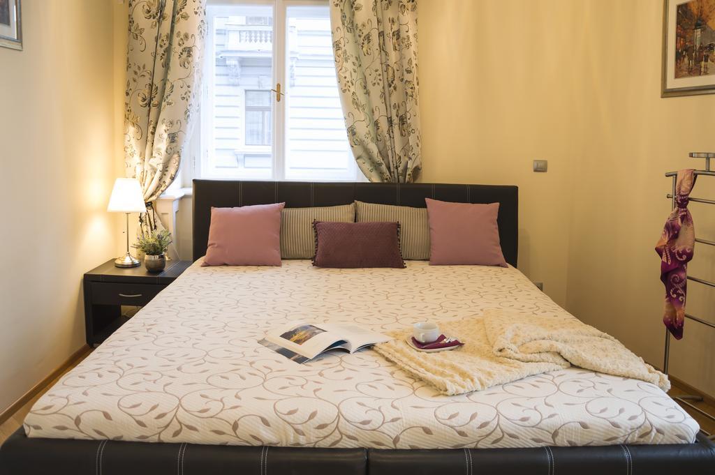 Modern Apartment Vsehrdova Prague Ngoại thất bức ảnh