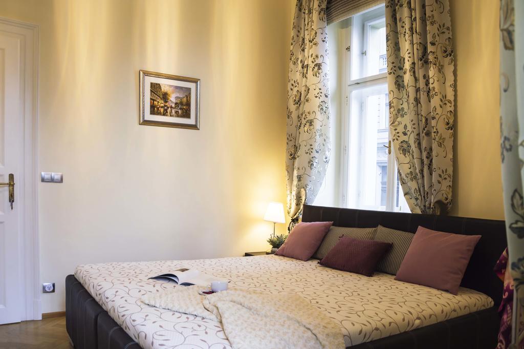 Modern Apartment Vsehrdova Prague Ngoại thất bức ảnh